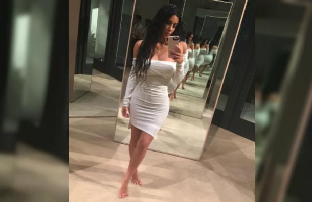 Kim Kardashian se mostró desnuda en memoria de Hugh Hefner Bolivisión