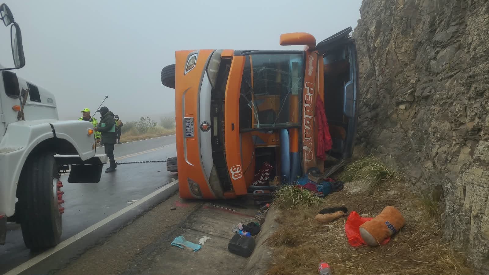 Tragedia en la ruta a Tarija: tres personas fallecieron tras vuelco de una flota
