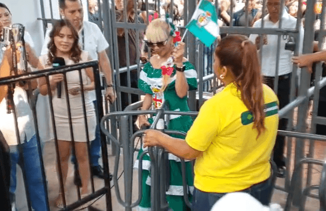 Fotografía de Esperó 50 días para la Expocruz 2026 y fue la primera en ingresar