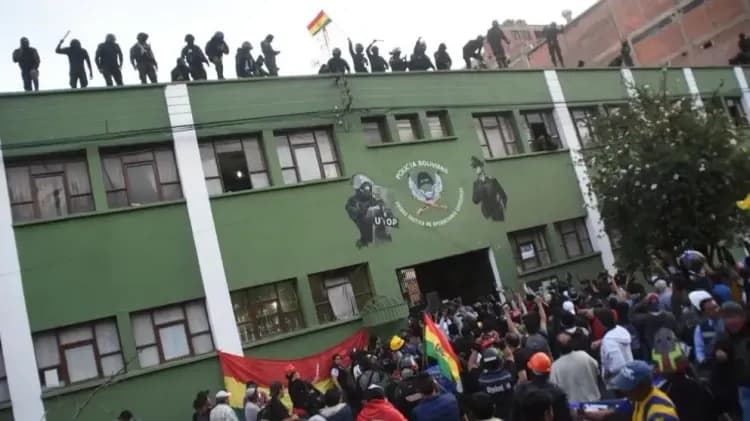 Diputados aprueban restitución de policías y militares sancionados por hechos de 2019