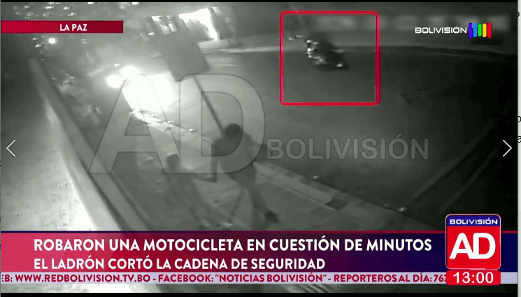 Cortó la cadena y se llevó la motocicleta: así fue registrado el robo en La Paz