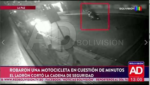 Cortó la cadena y se llevó la motocicleta: así fue registrado el robo en La Paz