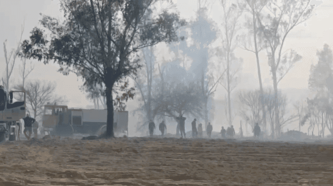 El incendio continúa activo en el barrio Los Chapacos de Tarija; bomberos trabajan para sofocar las llamas