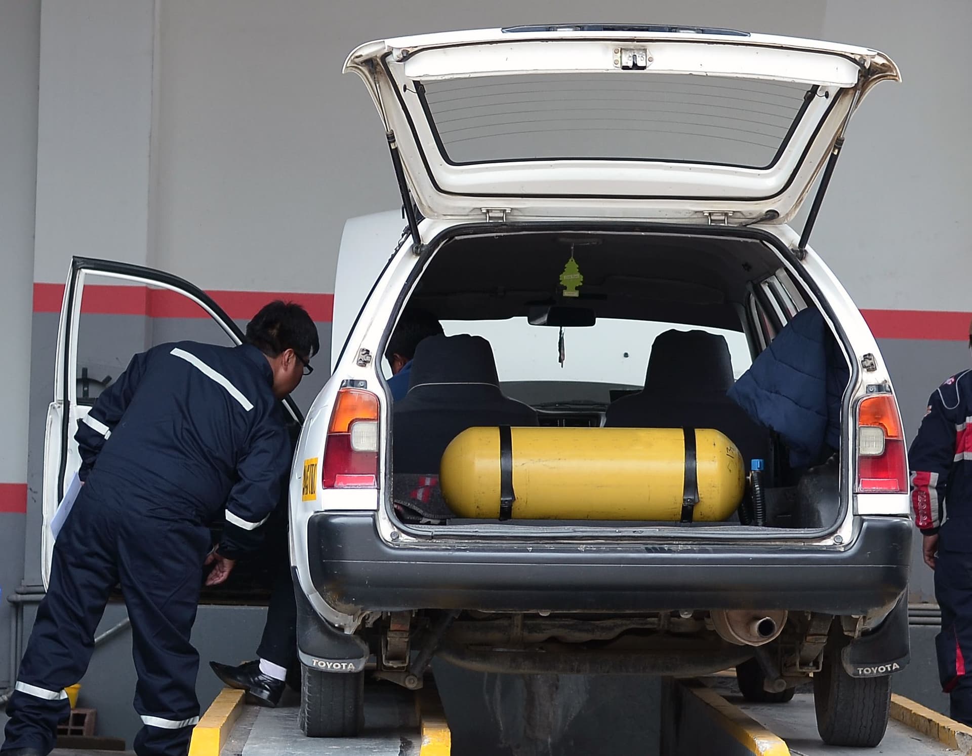 Fotografía de Gobierno entregó 400 kits para convertir micros de diésel a GNV en Santa Cruz