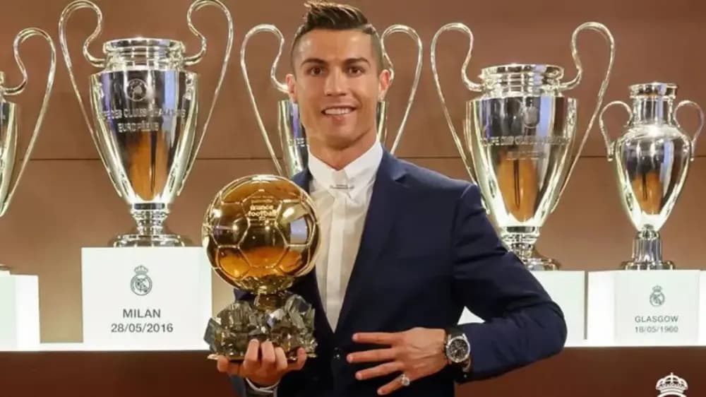 El portugués encabeza la votación especial impulsada por France Football por los 70 años del galardón. Su edición de 2008 concentra el mayor apoyo de los aficionados.