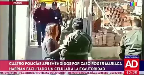 Cuatro policías aprehendidos