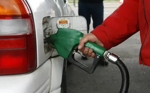 Gobierno pactó retirar el subsidio a la gasolina desde enero de 2027
