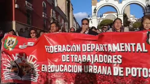 Maestros de Potosí exigen derogar tres decretos y reclaman mejores salarios