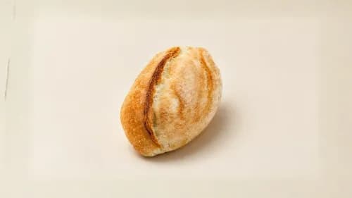 pan en mesa blanca