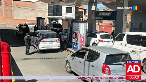 Filas por gasolina superan las 20 cuadras en Sucre