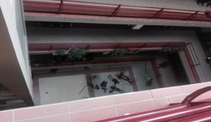 Estudiantes de la UPEA caen del último piso (imágenes fuertes) - Bolivision