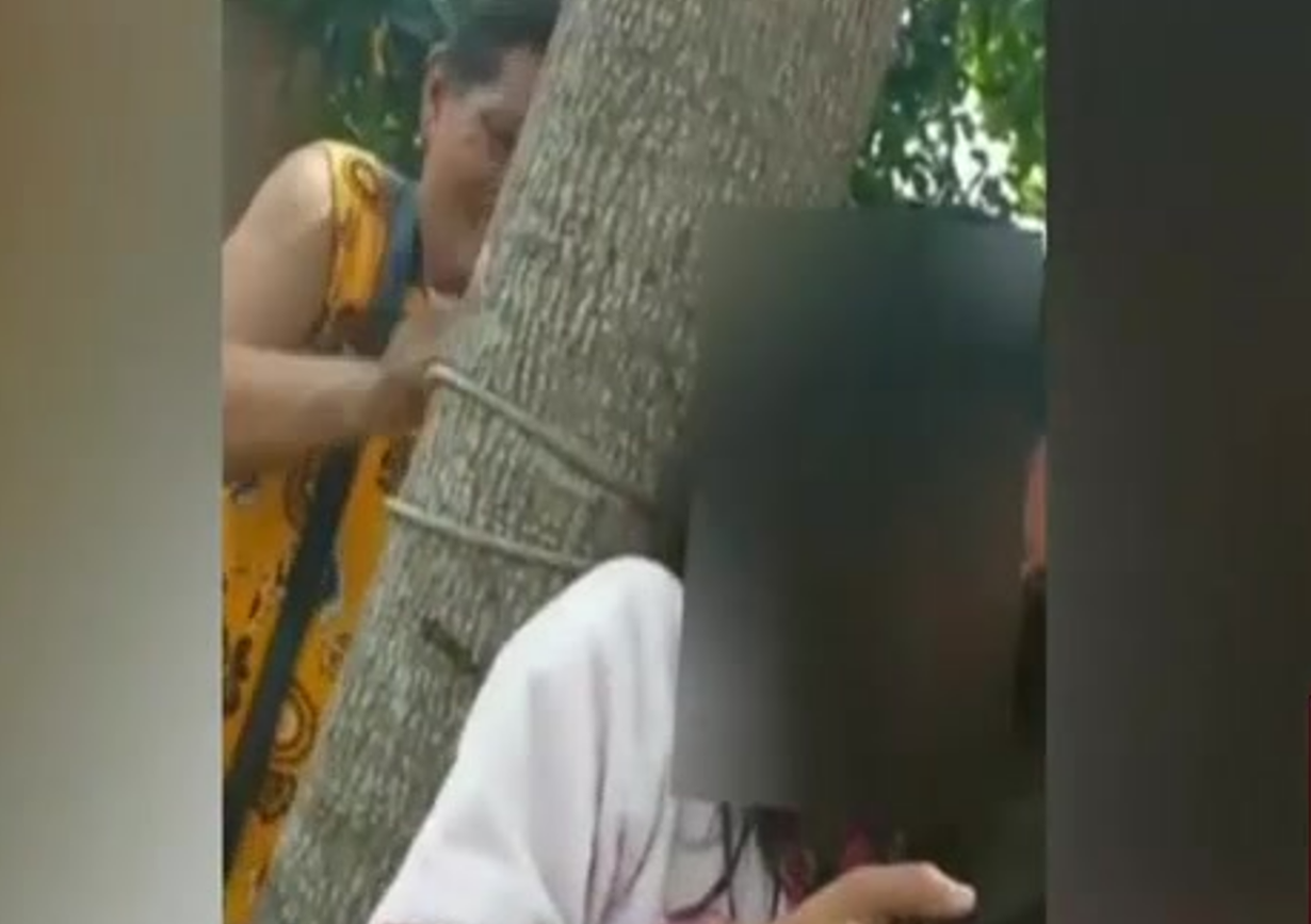 Su abuela la amarró a un árbol por ver su celular