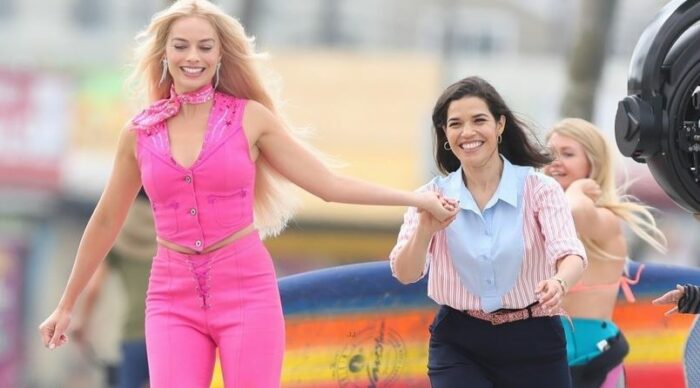 America Ferrera y Margot Robbie se divierten en el set de Barbie