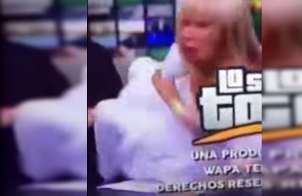 Animadora sufrió bochornoso momento en vivo: mostró uno de sus pechos por accidente