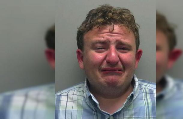 Amenazó a una mujer para tener sexo y toda la web se rió de su llanto en la foto policial