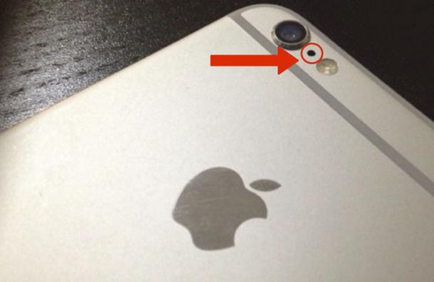 ¿Sabes para que sirve el misterioso agujero que está al lado de la cámara en tu iPhone?